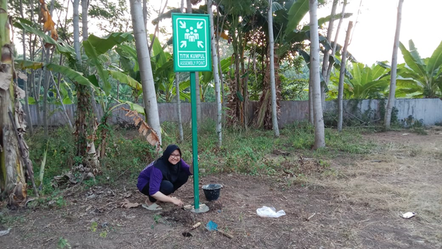 Pembuatan palang titik kumpul oleh Hasna Alifia Zahra dari Fakultas Teknik Universitas Diponegoro, Semarang, Jawa Tengah (17/8/24).