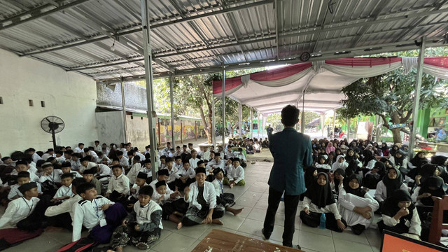 Memberikan materi manajemen stres kepada siswa-siswi MTs Unggulan Nurul Qur'an