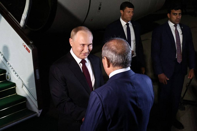 Presiden Rusia Vladimir Putin tiba di Azerbaijan, Minggu (18/8/2024). Foto: Mikhail Tereshchenko/POOL/AFP