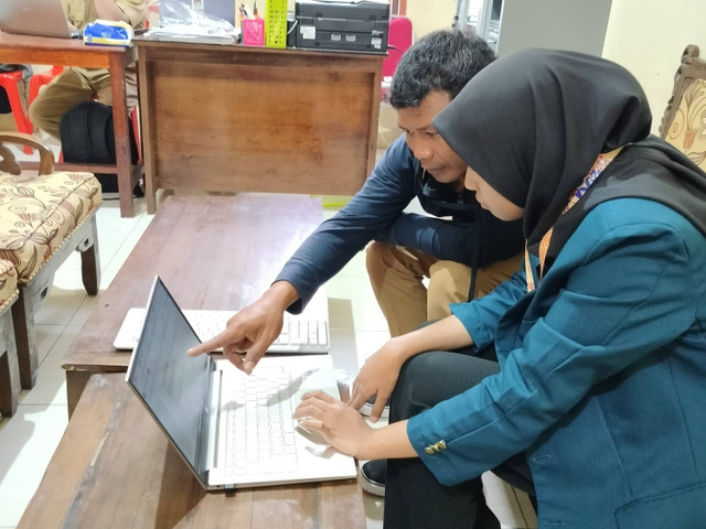 Pelatihan Pembuatan Infografis Kependudukan Desa Jambewangi (Foto Dok: KKN TIM II UNDIP 2024)