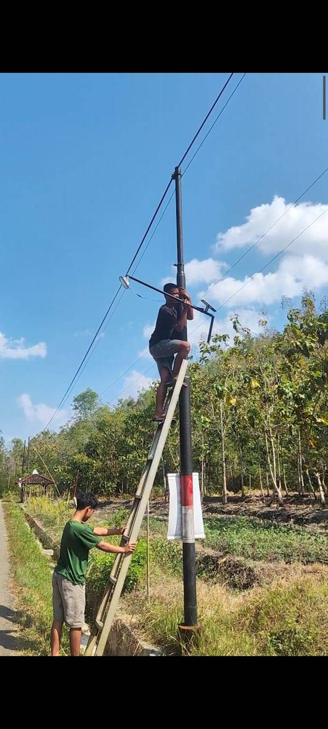 Pemasangan Lampu dari gapura Gumiwang Lor sampai Dusun Selomarto, Kecamatan Wuryantoro, Kabupaten Wonogiri (03/08/2024) (Foto : dokumentasi pribadi).