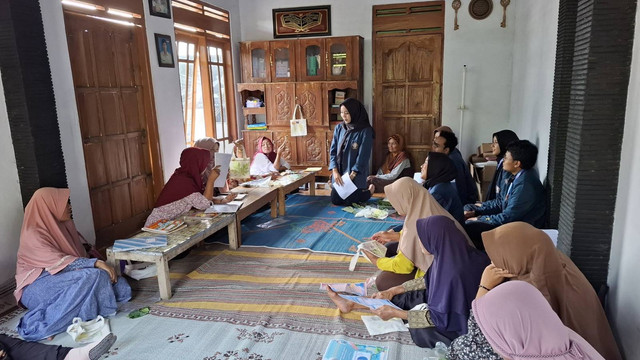 Sosialisasi mahasiswa KKN Undip bersama Ibu-Ibu PKK di Desa Ganten.