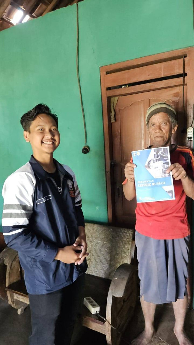 Pengecekkan dan Edukasi Instalasi Listrik Rumah Tangga Kecamatan Wuryantoro, Kabupaten Wonogiri (03/08/2024) (Foto : dokumentasi pribadi).