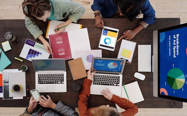 Ilustrasi bagaimana revolusi digital memengaruhi cara berbisnis di Indonesia. Sumber: Mikael Blomkvist/pexels.com