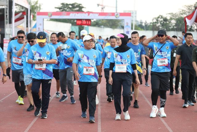 Pj Gubernur Lampung, Samsudin bersama Anggota DPD RI Jihan Nurlela dan Ketua KNPI Lampung, Iqbal Ardiansyah saat mengikuti Pemuda Run 2024 | Foto : Ist