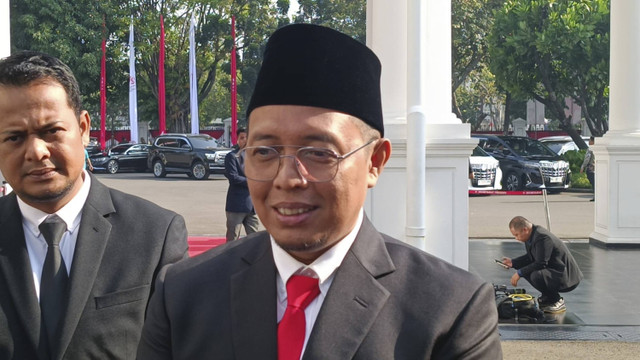 Jubir TKN Prabowo-Gibran, Hasan Nasbi, tiba di Istana Negara, Jakarta, Senin (19/8/2024). Foto: Zamachsyari/kumparan