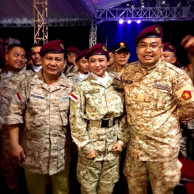 Angga Raka (kanan) foto bersama dengan Presiden Terpilih Prabowo Subianto (kiri). Foto: Instagram @anggarakaprabowo