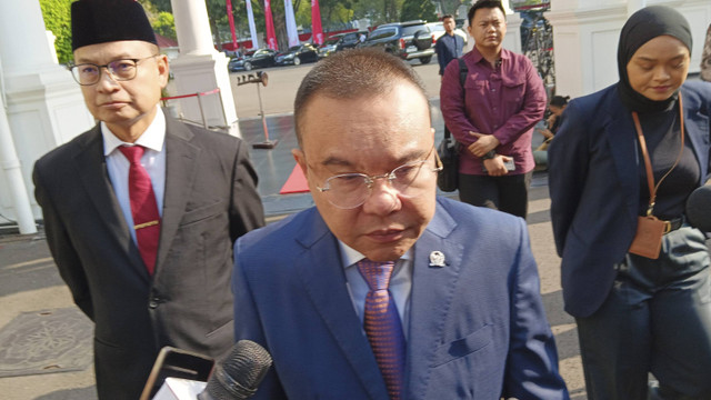 Taruna Ikrar (kiri) dan Ketua Harian DPP Partai Gerindra, Sufmi Dasco Ahamad tiba di Istana Negara jelang reshuffle, Senin (19/8/2024). Foto: Zamachsyari/kumparan