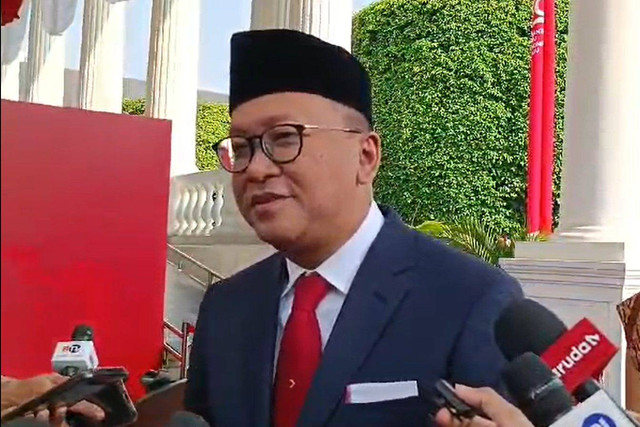 Ketua TKN Prabowo-Gibran Rosan P Roeslani tiba di Istana Negara, Jakarta jelang reshuffle kabinet, Senin (19/8/2024). Foto: Zamachsyari/kumparan