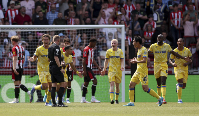 Pemain Crystal Palace Daichi Kamada bereaksi terhadap wasit Samuel Barrott setelah ia menganulir gol yang dicetak oleh Eberechi pada pertandingan Brentford v Crystal Palace di Stadion GTech Community, London, Inggris, Minggu (18/8/2024). Foto: Paul Childs/REUTERS