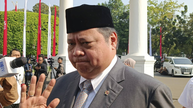 Menko Perekonomian Airlangga Hartarto tiba di Istana Negara, Jakarta, Senin (19/8/2024). Foto: Zamachsyari/kumparan