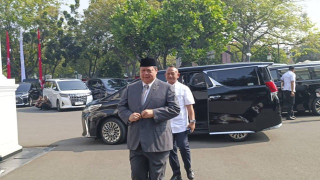 Menko Perekonomian Airlangga Hartarto tiba di Istana Negara, Jakarta, Senin (19/8/2024). Foto: Zamachsyari/kumparan