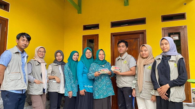Pembuatan Produk Baso Sawi Hijau dan Pempek Lele Bersama PKK Desa Caringin Kulon