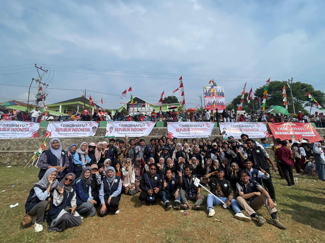 Foto bersama mahasiswa KKN UIN Jakarta. Sumber: Foto pribadi.