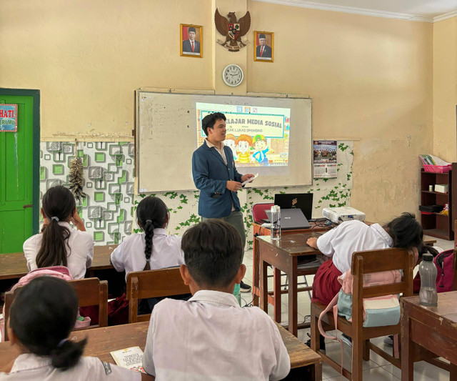 Lukas Sihombing menyampaikan edukasi bijak dalam bermedia sosial kepada Siswa-Siswi SDN Madyotaman Surakarta, Senin (29/7/2024).