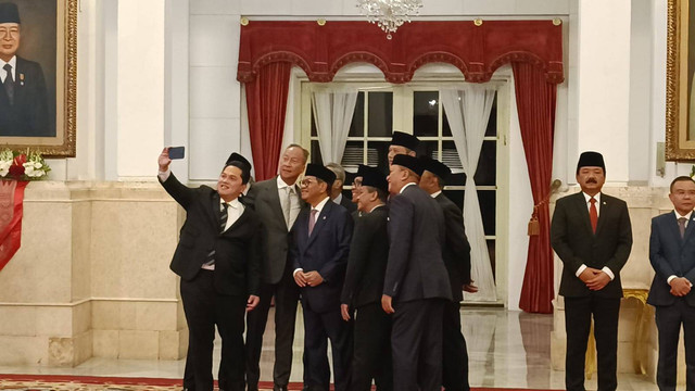 Menteri-menteri Jokowi selfie di Istana Negara jelang reshuffle, Senin (19/8/2024). Foto: Zamachsyari/kumparan