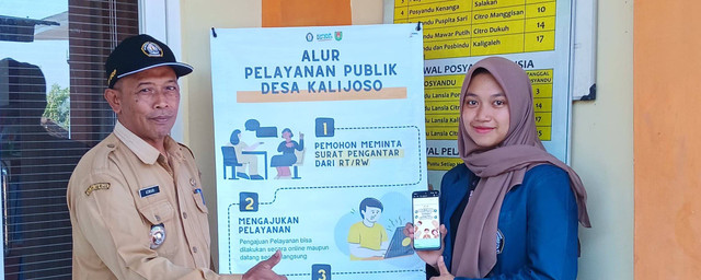 Penyerahan banner dan menjelaskan booklet alur pelayanan publik