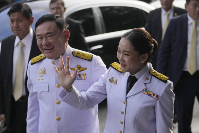 Mantan Perdana Menteri Thailand Thaksin Shinawatra dan putrinya serta Perdana Menteri yang baru terpilih Paetongtarn Shinawatra tiba sebelum upacara pengesahan kerajaan yang menunjuk Paetongtarn sebagai perdana menteri baru Thailand, Minggu (18/8). Foto: Sakchai Lalit/AP Photo