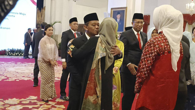 Momen Menteri ESDM Bahlil Lahadalia sungkem ke ibundanya usai dilantik di Istana Negara, Jakarta, Senin (19/8/2024). Foto: Zamachsyari/kumparan