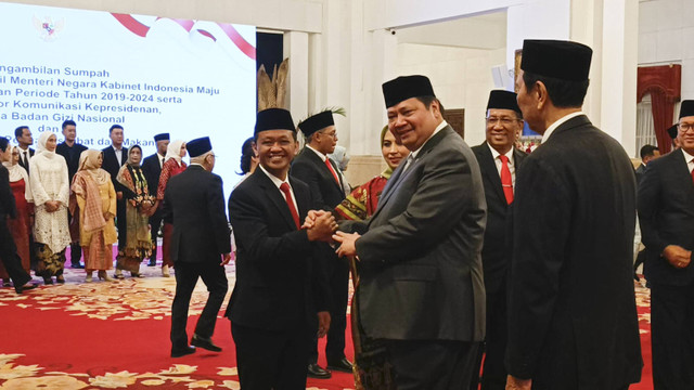 Menteri ESDM Bahlil Lahadalia dan Menko Perekonomian Airlangga Hartarto di Istana Negara, Jakarta, Senin (19/8/2024). Foto: Zamachsyari/kumparan