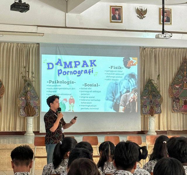 Lukas Sihombing menyampaikan edukasi penangkalan dan pencegahan kecanduan pornografi kepada Siswa-Siswi SMK Marsudirini Surakarta, Rabu (31/7/2024)