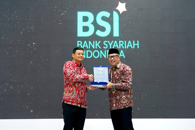 SEVP Digital Banking BSI Saud Parulian Saragih (kiri) saat menerima penghargaan sebagai Bank Pendukung Gerakan Literasi Islam pada Islamic Book Fair ke-22 di Hall B JCC Senayan, Jakarta. Foto: Dok. BSI