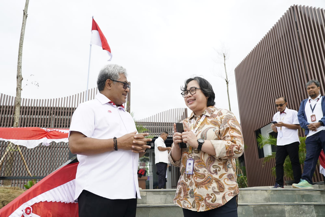 Direktur Utama Telkom Ririek Adriansyah, Direktur Network & IT Solution Telkom Herlan Wijanarko beserta jajaran senior leaders TelkomGroup saat meninjau Telkom Smart Office Shelter di Kawasan Inti Pusat Pemerintahan IKN, Sabtu (17/8/2024). Foto: Dok. Telkom