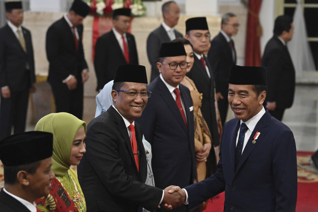 Presiden Joko Widodo (kanan) berjabat tangan dengan Menkumham Supratman Andi Agtas (ketiga kiri) usai pelantikan di Istana Negara, Jakarta, Senin (19/8/2024). Foto: Sigid Kurniawan/ANTARA FOTO 