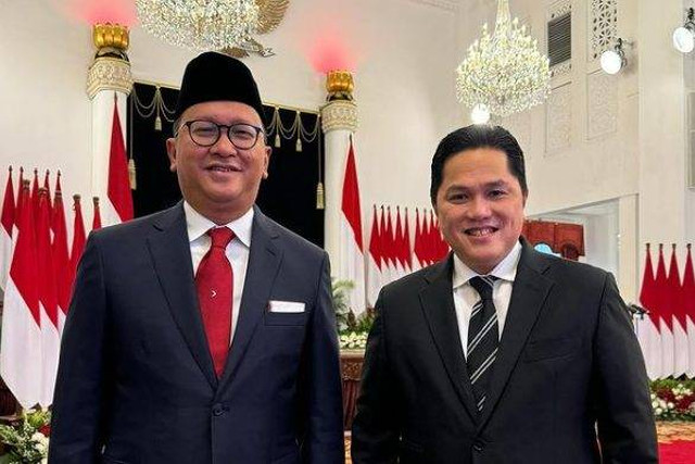 Rosan Roeslani berfoto bersama Erick Thohir usai dilantik sebagai Menteri Investasi/Kepala BKPM. Foto: Instagram/ @Erickthohir