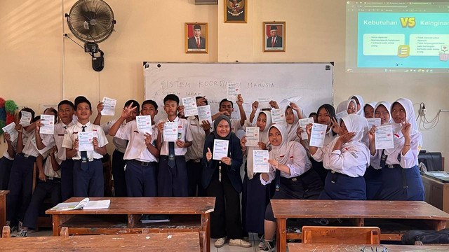 Dokumentasi mahasiswa KKN Undip bersama siswa di SMPN 17 Surakarta dalam kegiatan pengenalan Literasi Finansial (13/8)