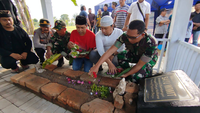 Dandim bersama tokoh masyarakat sedang mengunjungi petilasan Sayu Wiwit