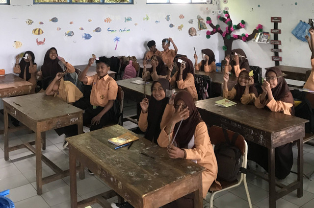 photo siswa-siswi kelas 7 MTS Al Irsyad Wonosari dengan sampah yang telah diambil