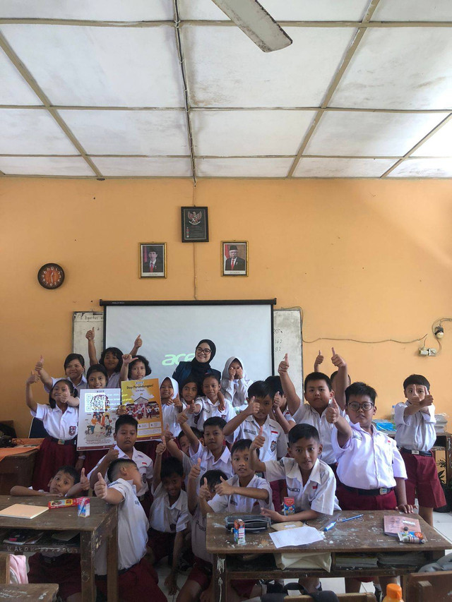 Mahasiswa KKN Undip bersama dengan siswa SDN Nayu