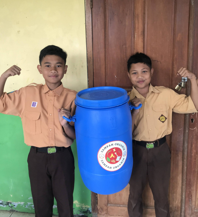 Siswa kelas 7 MTS Al Irsyad Wonosari dengan bak sampah yang telah disediakan Kelompok 45 Gelomabng 8