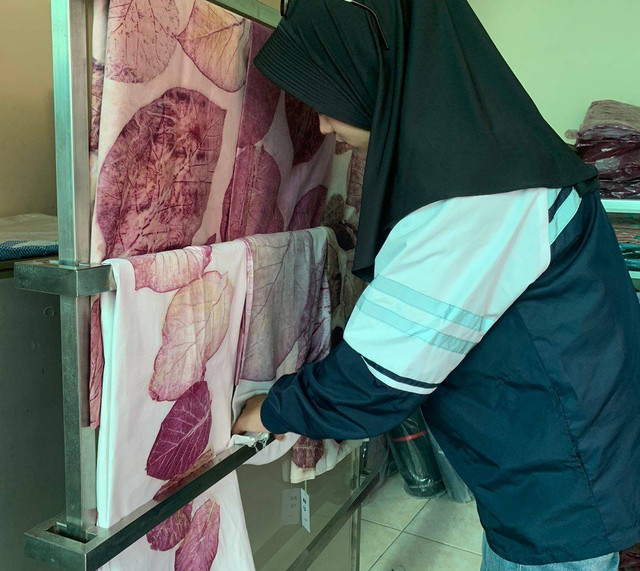 Produk UMKM Unggulan warga Kelurahan Joglo : Batik Ecoprint