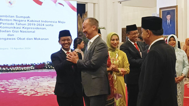 Momen keakraban Bahlil dan AGK di Istana Negara, Jakarta, Senin (19/8/2024). Foto: Zamachsyari/kumparan