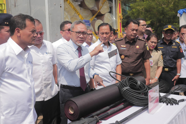 Menteri Perdagangan Zulkifli Hasan bersama jajaran beri keterangan sebelum musnahkan barang impor ilegal di Kantor Kementerian Perdagangan RI, Jakarta, Senin (19/8/2024). Foto: Iqbal Firdaus/kumparan