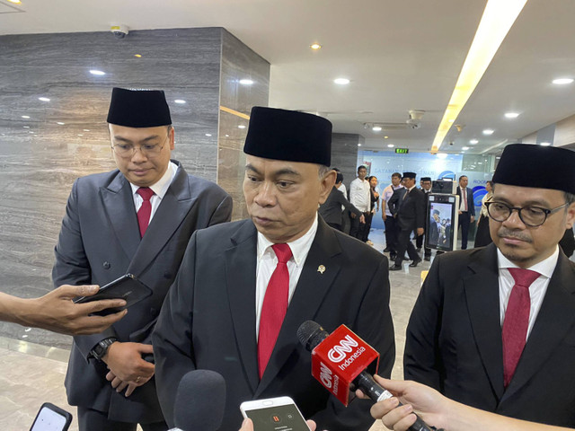 Wamen Kominfo Angga Raka Prabowo, Menkominfo Budi Arie Setiadi, dan Wamen Kominfo Nezar Patria ditemui di gedung Kemenkominfo, Jakarta pada Senin (19/8/2024). Foto: Abid Raihan/kumparan