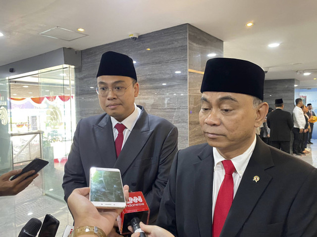 Wamen Kominfo baru, Angga Raka Prabowo (kiri) bersama Menkominfo Budi Arie Setiadi (kanan) di gedung Kemenkominfo, Jakarta pada Senin (19/8/2024). Foto: Abid Raihan/kumparan