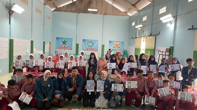 Dokumentasi kegiatan program multidisiplin "Penyuluhan Tindakan Pecegahan Anak Tidak Sekolah" di Desa Karangkajen. 