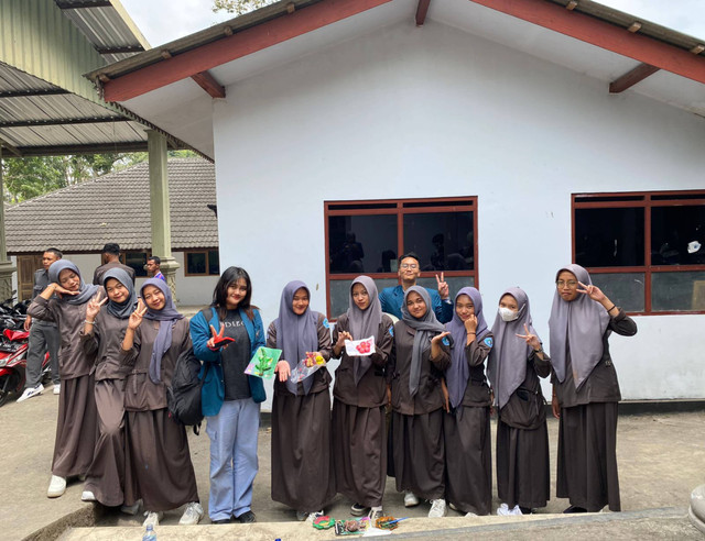 Lydia bersama Siswa SMA Islam Sudirman Pakis dalam acara Sampah, Seni dan Kreatifitas