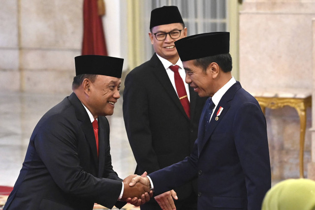 Presiden Joko Widodo (kanan) menyalami Kepala Badan Gizi Nasional Dadan Hindayana (kiri) disaksikan Kepala BPOM Taruna Ikrar seusai pelantikan di Istana Negara, Jakarta, Senin (19/8/2024). Foto: Sigid Kurniawan/ANTARA FOTO 