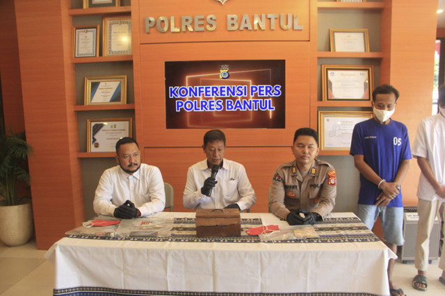 Polsek Piyungan menangkap dua pelaku pencurian kotak infak di masjid. Foto: Dok. Polres Bantul