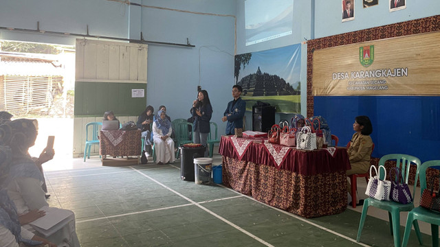 Sosialisasi Budidaya Kangkung dengan Teknik Budikdamber di Desa Karangkajen, Secang, Magelang