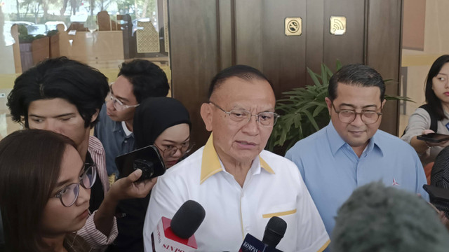 Sekjen Golkar Lodewijk F Paulus dan Sekjen Demokrat Teuku Riefky Harsya saat dijumpai di Hotel Sultan, Jakpus, Senin (19/8/2024). Foto: Thomas Bosco/kumparan