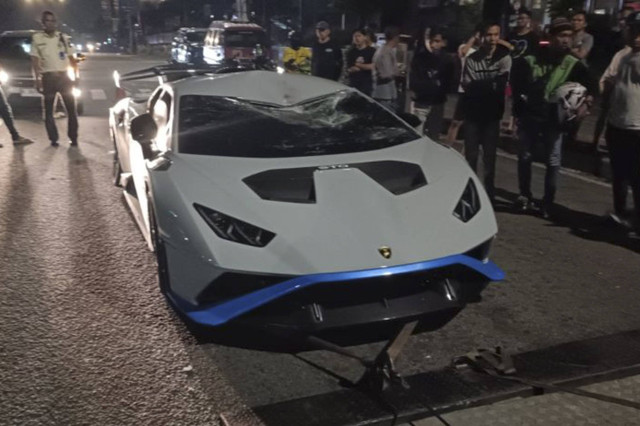 Mobil Lamborghini Huracan yang menabrak pejalan kaki di Penjaringan Jakarta Utara. Foto: ANTARA/HO-Satlantas Polres Jakut