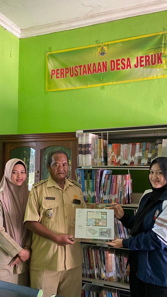 Penyerahan Desain Interior Perpustakaan Balai Desa Jeruk dari Aqilah selaku Mahasiswa KKN kepada Pak Suparno (Kepala Desa) dan Ibu Mita (Pustakawan)