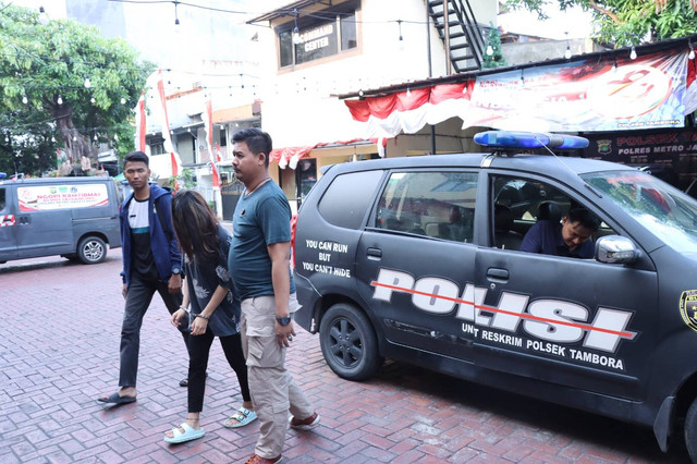 Wanita berinisial NE (21) pelaku TPPO diamankan Polsek Tambora, Jakarta Barat. Foto: Polsek Tambora