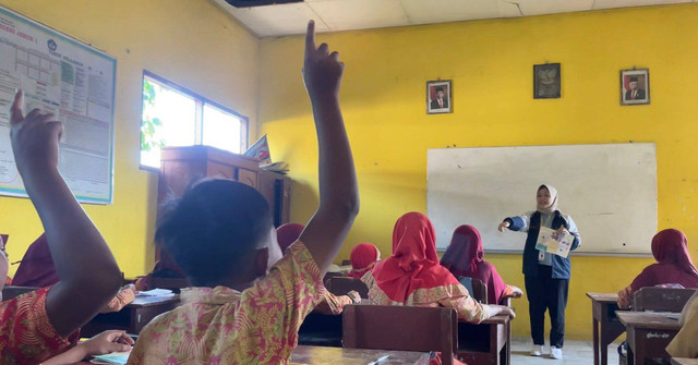 Aqilah memberikan penyuluhan program “Anak Pintar Jago Literasi Digital: Saring Informasi, Hindari Hoaks, dan Konten Negatif!” yang disambut antusias oleh para siswa