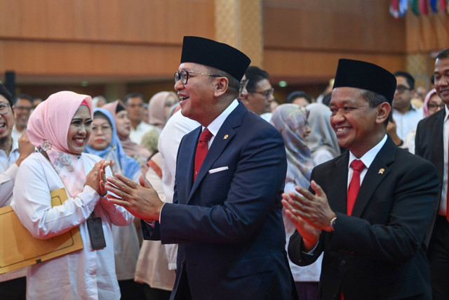 Menteri Investasi/Kepala BKPM Rosan Roeslani dan pejabat lama Menteri Investasi/Kepala BKPM Bahlil Lahadalia menyapa sejumlah pegawai dalam upacara sertijab di Kantor Kementerian Investasi/BKPM, Jakarta, Senin (19/8/2024). Foto: Aditya Pradana Putra/ANTARA FOTO